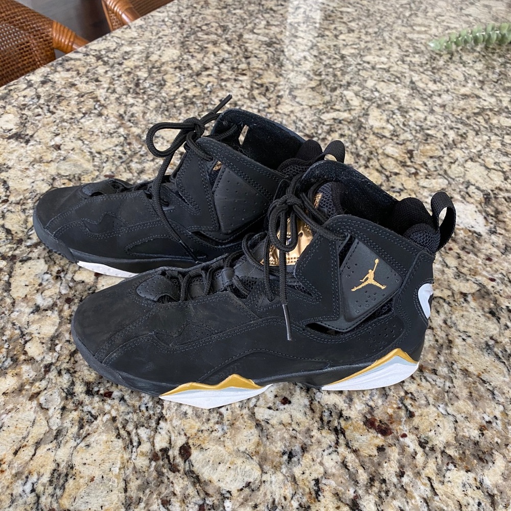 Jordan sneakers size 4 youth great condition